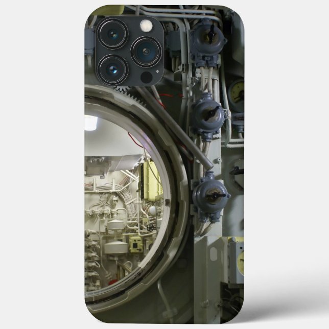 Coques Case-Mate iPhone hatch on an old retro submarine (Verso)