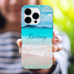 Coque iPhone 16 Pro Hawaii Beach Tropical Girly Blue Confetti Custom<br><div class="desc">Pensez à l'été chaque fois que vous utilisez ce boîtier de téléphone portable de nom personnalisé. Profitez de la solitude d'une plage d'Hawaii vide avec cette photo côtière étonnante et vibrante, tipée de minuscules points de confettis glam, bleu turquoise et or étincelant. Fait un grand cadeau pour quelqu'un spécial! Il...</div>