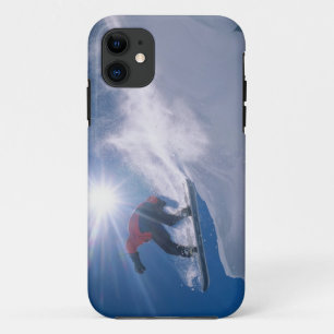 Coque iPhone 11 Homme sautant d'une grande corniche sur un snowboa