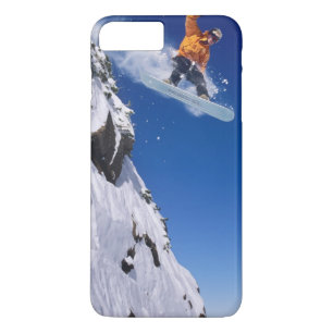 Coque iPhone 8 Plus/7 Plus Homme sur un snowboard sautant d'une corniche