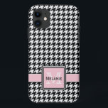 Coques Pour iPhone Houndstooth graphique tendance avec Monogramme per<br><div class="desc">Motif classique en pied de  noir et blanc avec une plaque d'identification rose pâle pour votre nom personnalisé et monogramme. Un cadeau motif mignon,  féminin et moderne pour les femmes qui aiment le nom personnalisé et les cadeaux monogrammés.</div>
