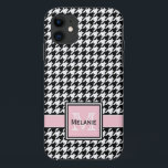 Coques Pour iPhone Houndstooth graphique tendance avec Monogramme per<br><div class="desc">Motif classique en pied de  noir et blanc avec une plaque d'identification rose pâle pour votre nom personnalisé et monogramme. Un cadeau motif mignon,  féminin et moderne pour les femmes qui aiment le nom personnalisé et les cadeaux monogrammés.</div>