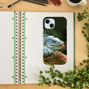 Coque Case-Mate iPhone Iguana reposant sur le journal avec sortie de la l