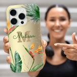 Coque iPhone 16 Pro Ile tropicale Monogramme floral Script Gold Foil<br><div class="desc">Étonnant, sophistiqué, coloré, oiseaux d'aquarelle tropicale de fleurs de paradis, fausse parties scintillant d'or, et script de calligraphie personnalisée avec un original monogramme audacieux, superposent un arrière - plan élégant, glam brossé feuille d'or sur ce boîtier de téléphone portable chic, élégant et moderne. Personnalisez avec votre nom et votre monogramme....</div>