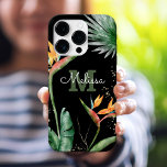 Coque iPhone 16 Pro Ile tropicale Monogramme Floral Script Or Noir<br><div class="desc">Des oiseaux d'aquarelle tropicaux, magnifiques, sophistiqués, colorés, de fleurs de paradis, de la parties scintillant faux or, et un script de calligraphie personnalisé avec une initiale monogramme audacieuse, superposent un arrière - plan noir dramatique sur ce boîtier de téléphone portable chic, élégant et moderne. Personnalisez avec votre nom et votre...</div>
