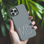 Coque iPhone 16 Pro Max Initiales contemporaines de Monogramme gris-blanc<br><div class="desc">Moderne Pewter Grey Monogram Initiales Téléphone contemporain 16 Pro Max Coques dispose d'un monogramme personnalisé dans la typographie de script moderne. Parfait pour la famille et les amis pour les anniversaires,  Noël,  vacances,  Fête des Mères,  Fête des pères et plus. Conçu par ©2024 Evco Holidays www.zazzle.com/store/evcoholidays</div>