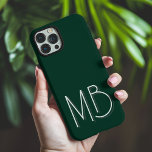 Coque iPhone 16 Pro Max Initiales contemporaines de Monogramme vert foncé<br><div class="desc">Moderne Dark Green Monogram Initiales Téléphone contemporain 16 Pro Max Coques dispose d'un monogramme personnalisé dans la typographie de script moderne. Parfait pour la famille et les amis pour les anniversaires,  Noël,  vacances,  Fête des Mères,  Fête des pères et plus. Conçu par ©2024 Evco Holidays www.zazzle.com/store/evcoholidays</div>