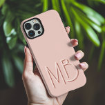 Coque iPhone 16 Pro Max Initiales contemporaines en monogramme rose modern<br><div class="desc">Moderne Millennial Pink Monogram Initials Contemporary Phone 16 Pro Max Coques dispose d'un monogramme personnalisé dans la typographie de script moderne. Parfait pour la famille et les amis pour les anniversaires,  Noël,  vacances,  Fête des Mères,  Fête des pères et plus. Conçu par ©2024 Evco Holidays www.zazzle.com/store/evcoholidays</div>