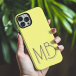 Coque iPhone 16 Pro Max Initiales de Monogramme Jaune moderne contemporain<br><div class="desc">Initiales de Monogramme Jaune moderne Téléphone contemporain 16 Pro Max Coques dispose d'un monogramme personnalisé dans la typographie de script moderne. Parfait pour la famille et les amis pour les anniversaires,  Noël,  vacances,  Fête des Mères,  Fête des pères et plus. Conçu par ©2024 Evco Holidays www.zazzle.com/store/evcoholidays</div>