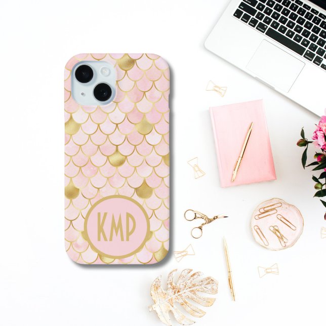 Coques Case-Mate iPhone Initiales Monogramme Écailles de Sirène Rose Gold (Blush Pink and Gold Monogrammed Mermaid Scales iPhone 15 14 13 12 11 case)