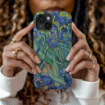 Coque Case-Mate iPhone Irises | Vincent van Gogh<br><div class="desc">Irises (1889) de l'artiste post-impressionniste néerlandais Vincent Van Gogh. La peinture paysagère originale est une huile sur toile montrant un jardin de fleurs d'iris en fleurs. Utilisez les outils de conception pour ajouter du texte personnalisé ou personnaliser l'image.</div>