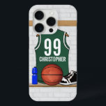 Coque iPhone 15 Pro Jersey de basket-ball personnalisé (vert)<br><div class="desc">maillot de basket vert et blanc accroché dans un vestiaire avec basket, baskets de basket et une bouteille de boisson. Le maillot est personnalisable avec vos propres numéros et nom, pour créer un cadeau vraiment unique pour le joueur de basket ou le fan de basket. Si vous avez besoin d'une...</div>