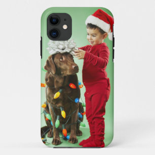Coque iPhone 11 Jeune garçon enroulant des lumières de Noël autour
