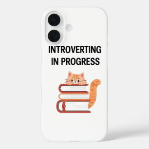 Coque Pour iPhone 16 Joli Chat sur des Livres "Introverti en Formation"