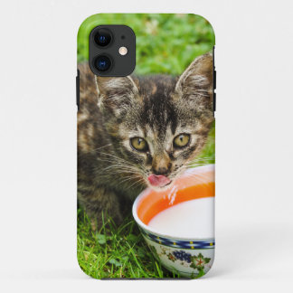 Coque Case-Mate iPhone Joli chaton buvant dans un bol