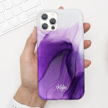 Case-Mate iPhone Case Jolie encre d'aquarelle violette moderne avec nom<br><div class="desc">Cette étui de téléphone amusant présente un joli arrière - plan d'aquarelle violet avec votre nom dans le script de calligraphie moderne. C'est le coque parfait pour quiconque veut un design moderne mais joli qui se démarque. Ajoutez votre nom pour customiser cette conception. Il fait aussi un merveilleux cadeau d'anniversaire...</div>