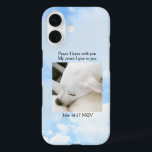 Coque Pour iPhone 16 La Bible de la Paix Verse Une Photo Ciel Bleu Doux<br><div class="desc">Cette belle boîte téléphonique comporte un verset bible ainsi qu'une photo de l'arrière - plan du ciel avec une photo d'Olive,  un mignon mélange du Labrador. Photo et texte sont personnalisables.</div>