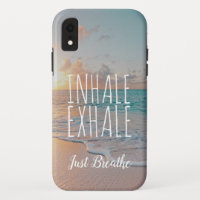 La scène tropicale de plage de lever de soleil
