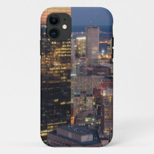 Coque iPhone 11 Le bâtiment de Boston avec la lumière traîne su