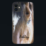 Case-Mate iPhone Case Le cheval équin de l'âme | personnalisé<br><div class="desc">Photographie de plan rapproché d'une tête de cheval équine. Cadeau personnalisé pour des cavaliers,  des cowboys,  des cow-girls,  des gardes forestières et des cheval-amants. Photography©riverme*2012/04/23.</div>