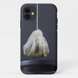 Coques Pour iPhone Le sac de thé est suspendu dans une tasse