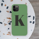 Coque Case-Mate iPhone Lettre initiale | Monogramme Moderne Tendance Sage<br><div class="desc">Boîtier de téléphone monogramme simple et élégant personnalisé dans la typographie minimaliste moderne en gris foncé sur vert sauge. Un cadeau personnalisé parfait ou un accessoire avec une touche personnelle!</div>