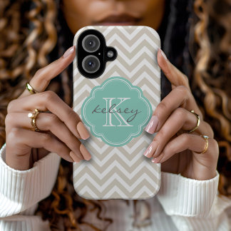 Coques iPhone 16 Lin Beige et Aqua Chevron Monogramme personnalisé