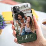 Case-Mate iPhone Case Livin Life Citation Green Friends Photo<br><div class="desc">Coque iphone photo bff personnalisé. Le modèle photo est mis en place pour que vous puissiez ajouter votre propre photo de vous et de vos meilleurs amis - qui est affiché en format portrait. Le design est écrit avec la citation "livin the besties life" en écriture manuscrite élégante et typographie...</div>