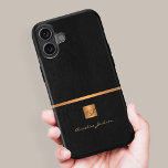 Coque Pour iPhone 16 Luxe élégant or noir monogramme nom<br><div class="desc">Classy bureau exclusif ou étui de téléphone monogrammed personnel avec un carré de parties scintillant en or métallique en faux cuivre avec vos initiales de nom monogramme et une bande brillante sur un arrière - plan en faux cuir noir élégant. Convient aux professionnels des petites entreprises, des entreprises ou des...</div>