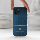 Case-Mate iPhone Case Luxe élégante parties scintillant or bleu monogram<br><div class="desc">Classy bureau exclusif ou boîtier de téléphone monogrammed personnel avec un carré de parties scintillant en or métallique en cuivre avec vos initiales de nom monogramme et une bande brillante sur un arrière - plan en faux cuir bleu classique élégant. Convient aux professionnels des petites entreprises, des entreprises ou des...</div>