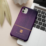 Case-Mate iPhone Case Luxe élégante parties scintillant or violet monogr<br><div class="desc">Classy bureau exclusif ou étui de téléphone monogrammed personnel avec un carré de parties scintillant en or métallique en faux cuivre avec vos initiales de nom monogramme et une bande brillante sur un arrière - plan en faux cuir d'indigo violet élégant. Convient aux professionnels des petites entreprises, des entreprises ou...</div>