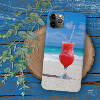 Margarita à la fraise rouge d'été sur une plage tr