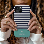 Coque Case-Mate iPhone Marine Bleu et Aqua Chic Stripes Coeur Monogramme<br><div class="desc">Élégant étui téléphonique personnalisé en aqua, bleu marine et blanc. Ce design est composé d'un classique de la marine et d'un motif rayé blanc. Personnalisez-le avec votre nom monogramme ou tout autre texte personnalisé avec un symbole de coeur mignon. Utilisez les outils de conception pour choisir les couleurs arrière -...</div>