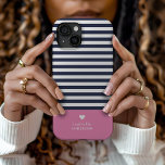 Coque Case-Mate iPhone Marine Bleu et rose Chic rayures Coeur Monogramme<br><div class="desc">Élégant étui téléphonique personnalisé aux couleurs rose, bleu marine et blanc. Ce design est composé d'un classique de la marine et d'un motif rayé blanc. Personnalisez-le avec votre nom monogramme ou tout autre texte personnalisé avec un symbole de coeur mignon. Utilisez les outils de conception pour choisir les couleurs arrière...</div>