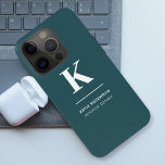 Coque Case-Mate iPhone Minimaliste Fumée Vert moderne Grand initial<br><div class="desc">Un design vertical minimaliste dans un style élégant avec une couleur vert foncé et un gros monogramme initial typographique. Le texte peut facilement être customisé pour un design aussi unique que vous êtes !</div>