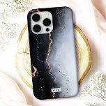 Coque iPhone 16 Pro Mist bleu marine et pastel avec monogramme en cuiv<br><div class="desc">Protégez votre téléphone avec élégance grâce à cet élégant coque iphone "Ethereal Mist", au design captivant et aux accents métalliques imitant. Parfait pour les amateurs de luxe et d'art moderne, ce coque est disponible pour de nombreux modèles iPhone et Samsung, offrant à la fois des options Barely There et Tough...</div>
