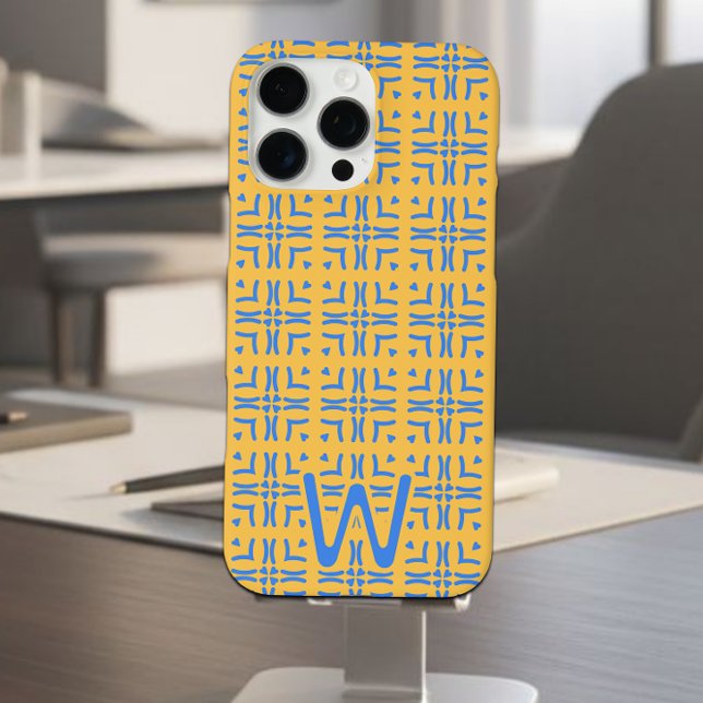 Coques Case-Mate iPhone Mod Coeurs Bleus Carrelé Monogramme de moutarde (Blue and mustard tiled hearts pattern iPhone case on a cell phone stand on a desk.)