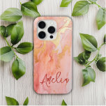Coque Case-Mate iPhone Moderne Elégant Pêche Or Marbre Nom personnalisé<br><div class="desc">Moderne Elegant Peach Gold Marble Personnalisé Nom iPhone 15 Pro Coques dispose de votre nom personnalisé dans une élégante typographie de script de calligraphie sur un fuzz de pêche moderne et arrière - plan en marbre doré. Un cadeau parfait pour elle pour l'anniversaire, maman pour la fête des mères, soeur...</div>