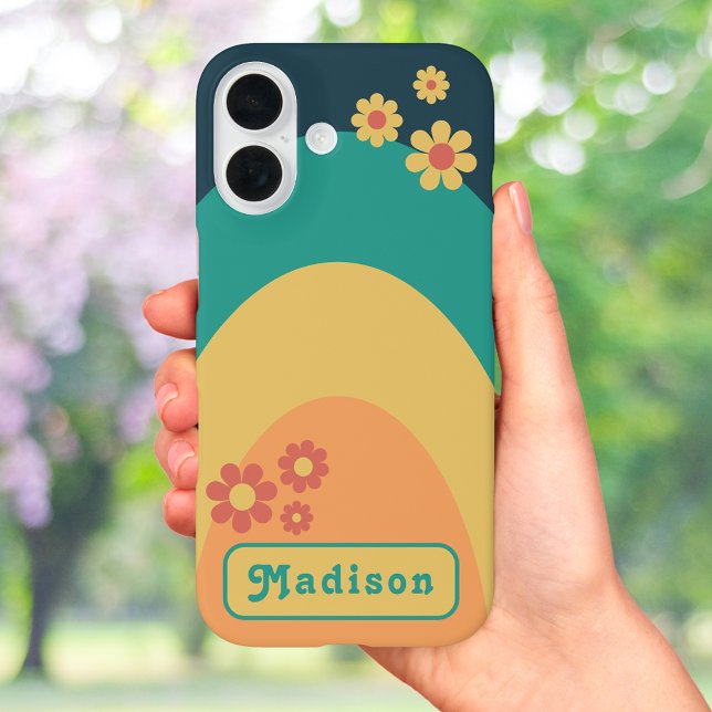 Coques Case-Mate iPhone Moderne Rétro Branché des Années 70 Personnalisé (Retro 70s vintage arch groovy daisy and typography add name blue teal yellow orange iPhone 16 case)
