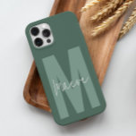 Coque Case-Mate iPhone Moins moderne typographie monogramme vert sauge<br><div class="desc">Monographie de typographie minimaliste moderne monogramme vert et blanc élégant simple unique design de boîtier de téléphone personnalisé.</div>