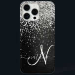 Coque iPhone 16 Pro Max Monogramme à étincelle noire à Parties scintillant<br><div class="desc">Personnalisez facilement ce design élégant et branché de boîtier de téléphone avec une jolie parties scintillant brillante en argent sur un arrière - plan métallique brossé noir.</div>
