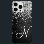 Coque iPhone 16 Pro Max Monogramme à étincelle noire à Parties scintillant<br><div class="desc">Personnalisez facilement ce design élégant et branché de boîtier de téléphone avec une jolie parties scintillant brillante en argent sur un arrière - plan métallique brossé noir.</div>