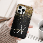 Coque Case-Mate iPhone Monogramme à étincelle noire à Parties scintillant<br><div class="desc">Personnalisez facilement ce design élégant et branché de boîtier de téléphone avec une jolie parties scintillant dorée brillante sur un arrière - plan métallique brossé noir.</div>