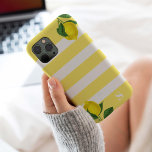 Coque Case-Mate iPhone Monogramme à gouttes de citron<br><div class="desc">Citron goutte de rayure jaune Monogramme initial</div>