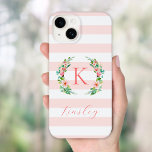 Coque Case-Mate iPhone Monogramme à rayures florales et roses paradis<br><div class="desc">Ce design branché et amusant est orné d'un arrière - plan rayé rose et blanc avec une couronne fleurie colorée. Personnalisez le design avec votre nom et monogramme ou autre texte. Utilisez les outils de conception pour choisir une couleur arrière - plan, modifier les polices de texte et les couleurs...</div>