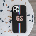 Coque Case-Mate iPhone Monogramme à rayures rétro chic<br><div class="desc">Élevez votre jeu de téléphone avec le mélange parfait de style rétro et de sophistication moderne. Ce boîtier de téléphone personnalisable comporte des initiales en gras surdimensionnées dans une police serif intemporelle, associées à votre nom affiché ci-dessous dans un texte sobre et élégant. Contre un arrière - plan noir frappant,...</div>
