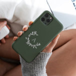 Coque Case-Mate iPhone Monogramme botanique vert initial<br><div class="desc">Une couronne de croissant dessinée à la main de feuilles et de lauriers entoure votre monogramme ou initiale. L'illustration florale minimale est parfaite pour une ambiance rustique ou de ferme. Cliquez sur le bouton personnaliser pour modifier la couleur de l'arrière - plan ou ajouter du texte.</div>