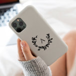 Coque Case-Mate iPhone Monogramme de feuille rustique Crème initiale neut<br><div class="desc">Une couronne de croissant dessinée à la main de feuilles et de lauriers entoure votre monogramme ou initiale. Cette couronne de laurier a une ferme ou une atmosphère rustique. Cliquez sur le bouton personnaliser pour modifier la couleur de l'arrière - plan ou ajouter du texte.</div>