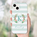 Coque Case-Mate iPhone Monogramme de rayures florales et de menthe Paradi<br><div class="desc">Ce design branché et amusant est orné d'un arrière - plan rayé blanc et menthe avec une couronne fleurie colorée. Personnalisez le design avec votre nom et monogramme ou autre texte. Utilisez les outils de conception pour choisir une couleur arrière - plan, modifier les polices de texte et les couleurs...</div>