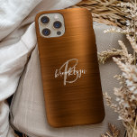 Coque Case-Mate iPhone Monogramme de script métallique brossé orange brûl<br><div class="desc">Cet élégant étui de téléphone personnalisé présente un monogramme et un prénom dans un script moderne beige et blanc sur un arrière - plan en métal brossé orange brûlé.</div>